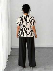 SHEIN Elenzya Bộ đồ 2 món dành cho nữ cỡ lớn: Áo kiểu dáng thanh lịch cổ chữ V tay dài, viền bèo, in họa tiết lá cây, màu trơn, thích hợp cho kỳ nghỉ, kết hợp với quần ống rộng màu trơn. - màu đen - Xem 2