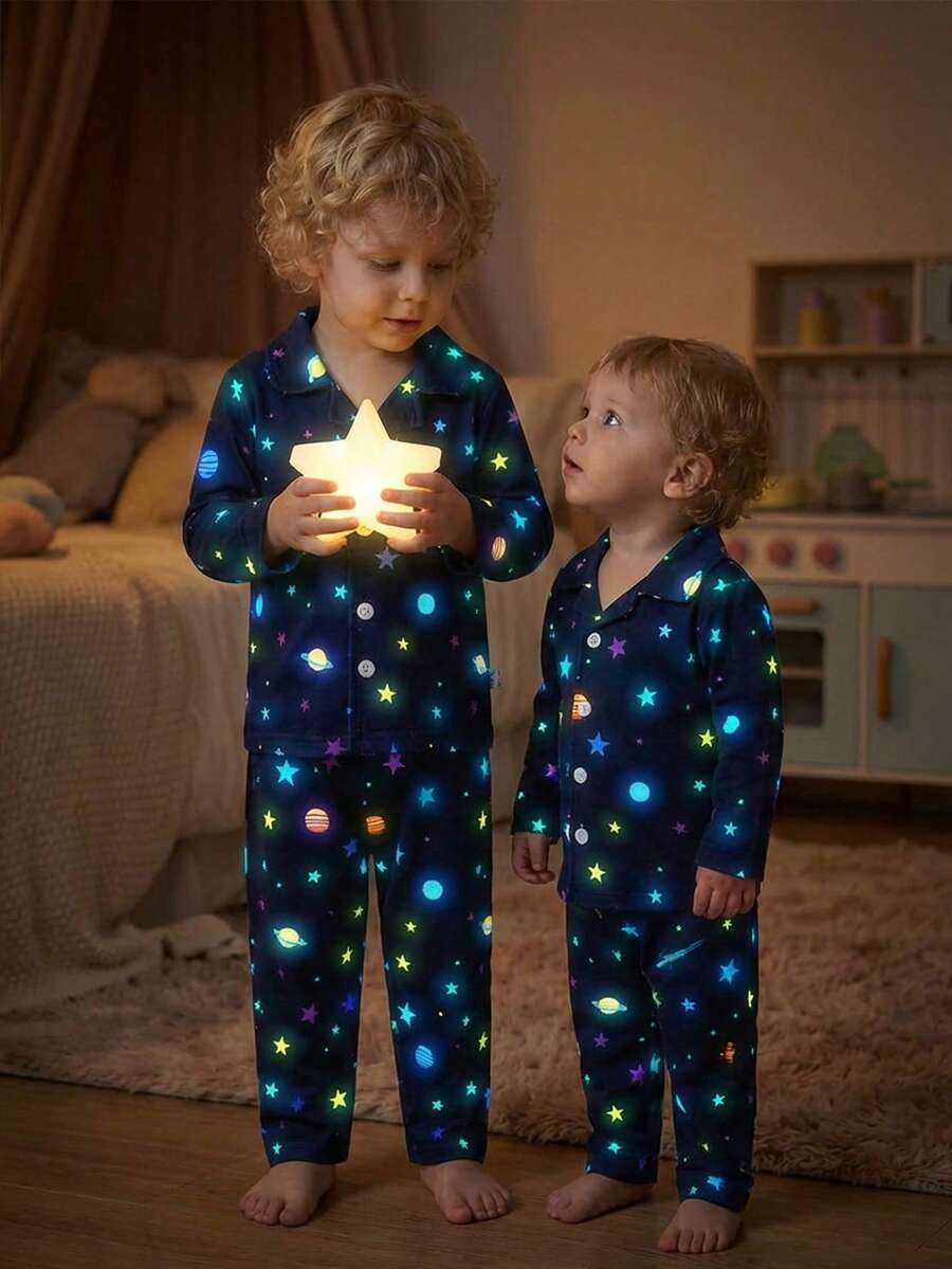 Set de pijama de 2 piezas con polo de manga larga y pantalones con estampado de estrellas, lunas, planetas y universo que brillan en la oscuridad para bebés y niños pequeños
