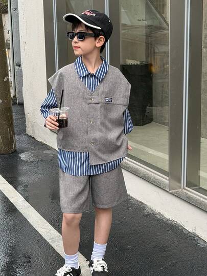 SHEIN Bộ 3 món phong cách Hàn Quốc thường ngày cho bé trai gồm áo khoác cardigan không tay có túi bên hông, áo thun ngắn tay kẻ sọc và quần short. Thích hợp cho ngày đầu tiên đi học, quần áo học sinh, áo nỉ cổ tròn, quần áo trẻ em đi học, quần áo trẻ em trai, bộ đồ trẻ em, quần áo bé trai, chuẩn bị năm học mới, bộ đồ bé trai, trang phục bé trai, thích hợp mặc hàng ngày, đi học, du lịch, thể thao, mùa xuân/hè.