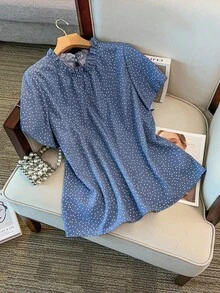 GlowEve CURVE 大码女式休闲畅销黑白波点短袖荷叶边领户外上衣，褶裥下摆圆领优雅百搭显瘦浪漫度假衬衫，春夏款 - 藍色 - 查看 3