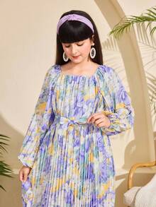 一件女童中东图案长袖轻薄连衣裙，包含传统印花、飘逸裙摆和配套细节，适合所有季节和场合。 - 彩色 - 查看 5