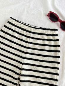SHEIN Girlism 少女休闲度假街头风不对称肩部纹理针织提花条纹修身短款T恤和配套直筒针织条纹裤套装，返校季穿搭，红白条纹 - 黑與白 - 查看 6