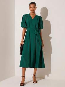 Lilora Damen einfarbiges Kleid mit V-Ausschnitt, kurzen Puffärmeln, Taillenbindung und eleganter Knielänge - Grün - Übersicht 6