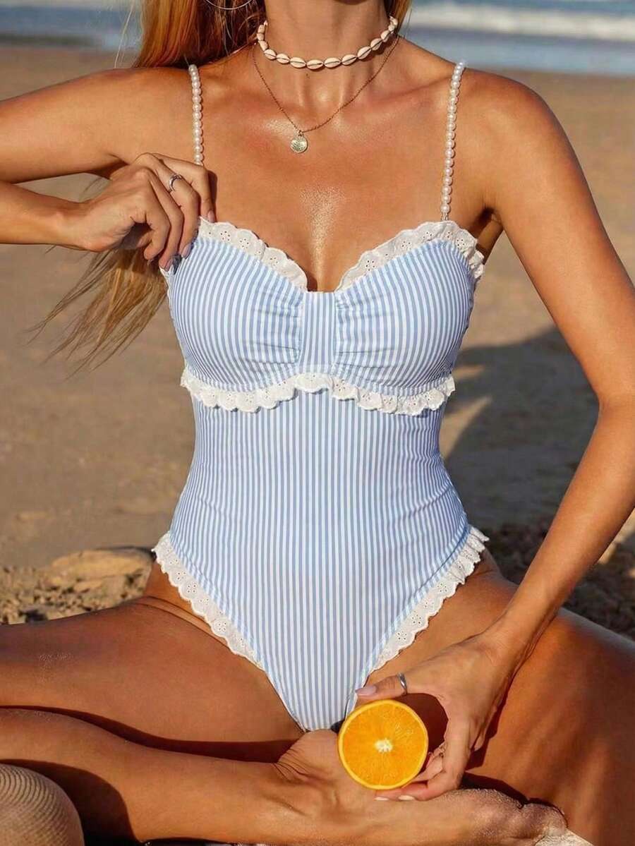 Swim Mod 新款蕾丝边饰休闲条纹珍珠装饰连体泳衣，夏季 - 藍色 - 查看 1