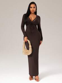 Radiana Robe moulante maxi en dentelle marron chocolat élégante et sexy pour femmes, robe longue ajustée à manches longues et col en V, convient pour les sorties, les fêtes, les cocktails, les galas, les concerts, les anniversaires, les vacances et les occasions formelles. Fabriquée dans un tissu tricoté très extensible pour épouser les courbes. - Marron fonçé - Voir 2