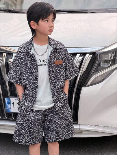SHEIN 2ชิ้น ชุดเสื้อเชิ้ตแขนสั้นคอปกพิมพ์ลายเสือดาวและกางเกงขาสั้นสำหรับเด็กผู้ชาย, ชุดวอร์ม, ชุดเสื้อเชิ้ตลายเสือดาว, ชุด Y2K, ชุดสีกากี, เหมาะสำหรับฤดูใบไม้ผลิ/ฤดูร้อน, การออกนอกบ้าน, วันวาเลนไทน์, การออกเดท, การเดินทาง, วันหยุดพักผ่อน, การรวมญาติ, การกลับไปโรงเรียน, งานแต่งงาน, งานเลี้ยงตอนเย็น, กีฬา, งานเลี้ยงวันเกิด