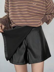 FRIFUL Pantalones cortos de mujer de unicolor, ajustados, de piel sintética (PU), para primavera - Negro - Ver 1
