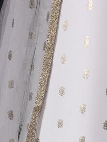 SHEIN Bộ váy áo đỏ kiểu cung đình Trung Đông dành cho bé gái, được làm từ chất liệu vải cao cấp với họa tiết thêu vàng và đính sequin, sang trọng và truyền thống, bao gồm cả áo choàng lưới màu đen, thích hợp cho các nghi lễ tôn giáo hoặc các dịp lễ lớn, nhẹ nhàng cho mùa xuân/hè/thu. - trắng - Xem 4