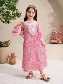 Sparklyn Váy Abaya họa tiết hoa phong cách Trung Đông cho bé gái với cổ áo vàng và tay chuông. Thiết kế họa tiết hoa tinh xảo toát lên vẻ thanh lịch và bí ẩn, khiến trang phục của bé gái thêm phần độc đáo. Thiết kế hoa cổ áo vàng tinh tế tạo điểm nhấn sang trọng, nâng tầm phong cách tổng thể và khiến chiếc váy thêm duyên dáng và tinh tế. Chiếc váy vẫn giữ được nét thanh lịch, đồng thời giúp bé gái thoải mái trong các hoạt động. - Hồng - Xem 4