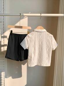 SHEIN 两件套男童休闲学院风纯白色镂空针织柔软圆领短袖开衫上衣搭配卡其色撞色束口短裤，适合春夏日常穿着、上学、旅行、度假、派对等场合。 - 黑與白 - 查看 2