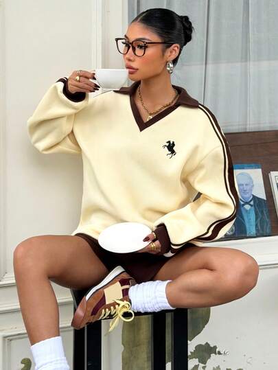 Muchica 2 PIEZAS Sudadera holgada de cuello alto con bloqueo de color, forro térmico, cinta de satén y bordado de caballo para mujer, adecuada para otoño/invierno, uso al aire libre, ropa de calle, estilo Y2K. Pantalones cortos de pana marrón con cinta.