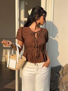 SHEIN Frenchy قميص نسائي كاجوال للعطلات مطرز بأربطة أمامية وأكمام قصيرة - بني - مشاهدة 6