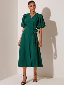 Lilora Damen einfarbiges Kleid mit V-Ausschnitt, kurzen Puffärmeln, Taillenbindung und eleganter Knielänge - Grün - Übersicht 1