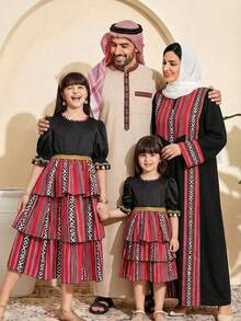 Rochie tradițională arabă pentru fete, cu mărgele aurii și modele geometrice retro brodate, design stratificat pentru un efect vizual bogat. Prezintă dantelă aurie în talie și mâneci bufante, la modă și elegantă, potrivită pentru sărbători sau întâlniri în stilul Orientului Mijlociu. - Multicolor - Vizualizare 3