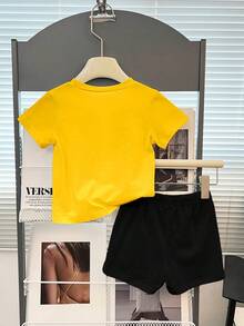 SHEIN 男婴时尚酷炫印花短袖T恤和印花短裤套装（2件套），适合夏季外出穿着，黄色T恤搭配黑色短裤。 - 彩色 - 查看 2