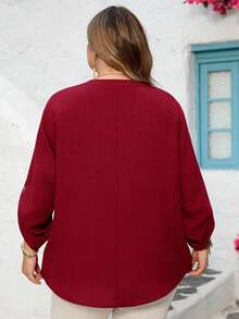 SHEIN CURVE+ Curve 尺码 US22 音乐节、海滨度假、波西米亚风 CURVE PLUS / / 女士纯色深V领卷袖休闲衬衫 - 酒紅色 - 查看 2