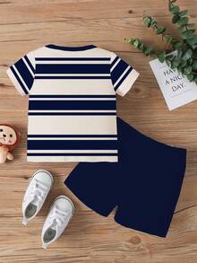 Souflis Souflis Conjunto infantil masculino casual e estiloso com estampa de ursinho listrado, camiseta de manga curta com gola redonda e shorts pretos, ideal para passeios no verão. - Multicolorido - Ver 2