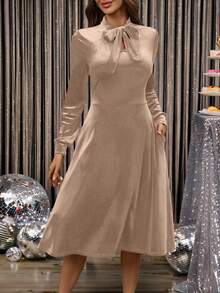 EMERY ROSE Đầm nữ thanh lịch, màu trơn, cổ buộc dây, dáng dài đến đầu gối, thích hợp cho công sở. - Màu Khaki - Xem 11