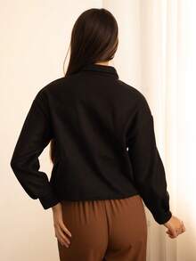 Andrea Bello 秋冬款落肩翻盖纽扣前襟大衣 - 黑色 - 查看 2