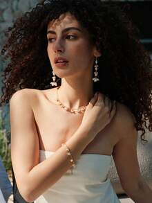 Opalesca 18K镀金天然珍珠簇绒法式复古耳环，适合各种场合，尽显古典韵味，串珠设计，是婚礼/新娘配饰的理想之选，充满仙气/精灵气息，珍珠元素点缀，秋冬季节亦可佩戴，是送给妈妈/女士/女孩/母亲的优雅礼物，品质上乘，尽显高贵气质，也是情人节的理想之选。 - 米色 - 查看 3