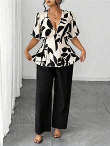 SHEIN Elenzya Bộ đồ 2 món dành cho nữ cỡ lớn: Áo kiểu dáng thanh lịch cổ chữ V tay dài, viền bèo, in họa tiết lá cây, màu trơn, thích hợp cho kỳ nghỉ, kết hợp với quần ống rộng màu trơn. - màu đen - Xem 3