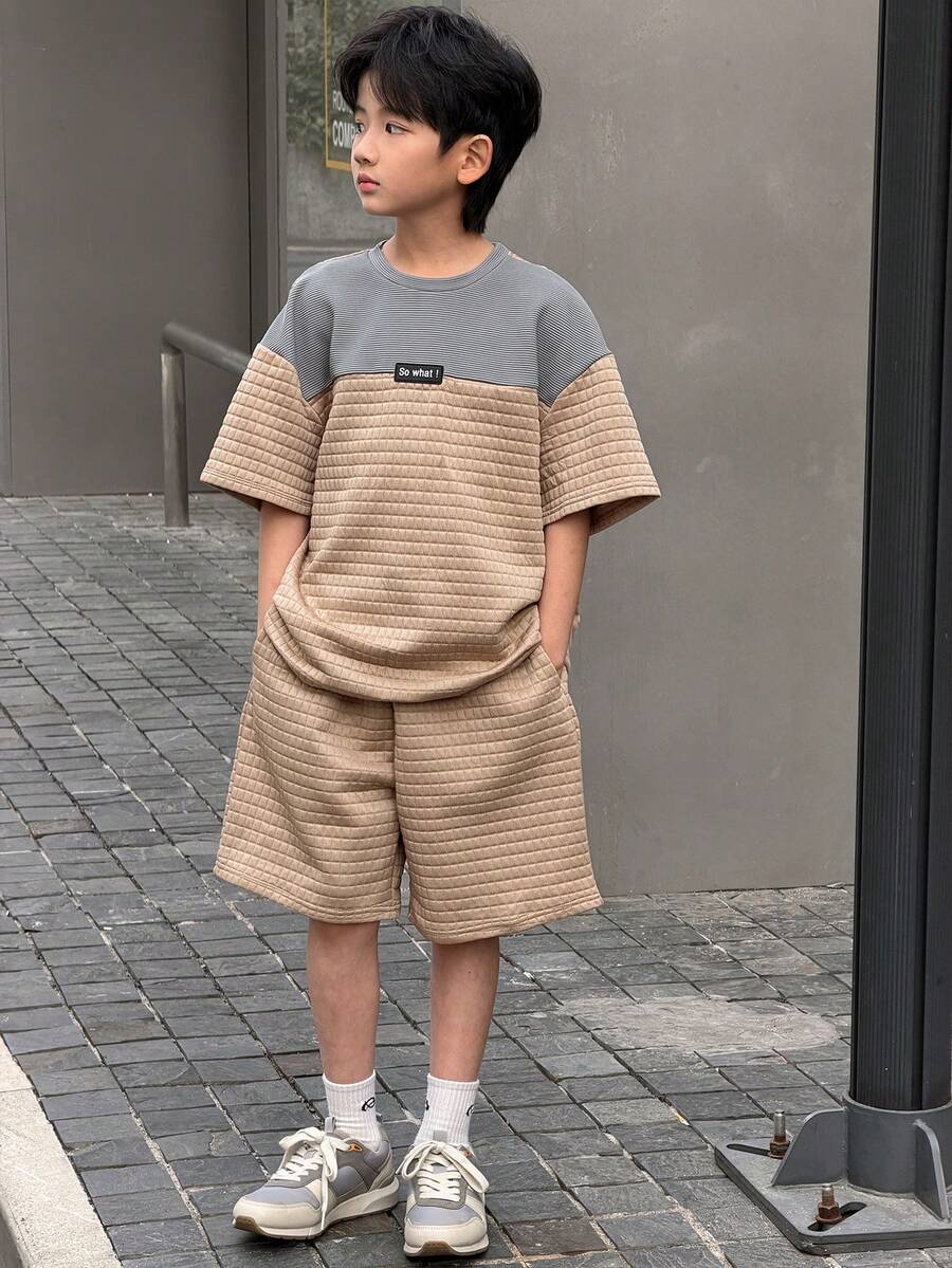 SHEIN Little Byeori 儿童男童休闲运动撞色短袖圆领T恤短裤套装,2件套,适合春夏季节、郊游、情人节、约会、旅行、度假、家庭聚会、返校、婚礼、晚宴、运动、生日派对等场合。 - 卡其色 - 查看 1