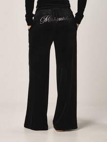 MISSGUIDED Pantalones jogger de pierna ancha de terciopelo lujoso con letras de strass, ajuste relajado y casual, perfectos para relajarse y días de invierno acogedores - Negro - Ver 1