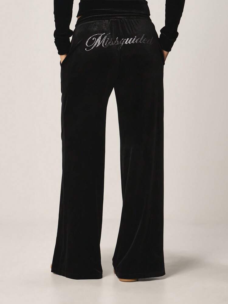 MISSGUIDED Pantalones jogger de pierna ancha de terciopelo lujoso con letras de strass, ajuste relajado y casual, perfectos para relajarse y días de invierno acogedores