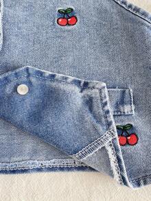 SHEIN Vintaside Kids Regata Casual Solta Lavada em Azul Claro para Meninas Jovens, Design Fofo de Pêssego; Combinada com Saia Denim Plissada de Cintura Elástica. Feita de Denim de Algodão Macio e Leve, Um Item Essencial para Meninas da Moda, Adequado para Uso na Primavera/Verão, Casual, OOTD, Passeio, Festa. Novo Lançamento para o Outono de 2025 - Lavagem Média - Visão 8