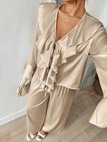 Lounesse Bộ đồ nữ cỡ lớn tay dài viền bèo nhún gồm 2 món - Màu be - Xem 3