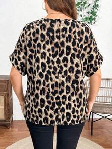 EMERY ROSE Camisa de manga corta con cuello redondo y estampado de leopardo para tallas grandes - Multicolor - Ver 2