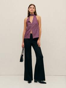 Nöista Chiếc áo kiểu cách này với điểm nhấn vàng có thiết kế cổ yếm và khoét ngực phía trước tạo nên vẻ ngoài táo bạo và tinh tế. Lý tưởng cho các bữa tiệc sinh nhật dành cho phụ nữ, các buổi lễ trang trọng hoặc những đêm đi chơi sang trọng trong kỳ nghỉ xuân, đây là một món đồ nổi bật trong bộ sưu tập thời trang mùa xuân của phái nữ. - Màu tím - Xem 3