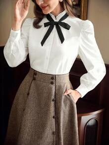 Vintamour 复古优雅女士衬衫，蝴蝶结撞色系带，荷叶边装饰，珍珠纽扣，休闲百搭，适合工作、假期、冬季等各种场合。适合女士冬季、圣诞节、新年、感恩节等节日穿着。优雅女士衬衫，尽显优雅气质。 - 白色 - 查看 4