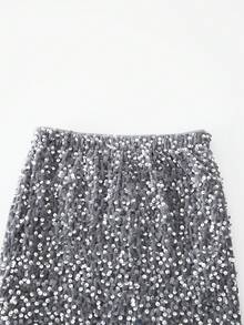 Sparklyn Chân váy sequin màu xám cho bé gái. Chiếc chân váy sequin màu xám này có tông màu xám cổ điển với những hạt sequin lấp lánh, mang đến vẻ ngoài thời trang và thanh lịch. Những chi tiết sequin tinh tế tạo thêm nét sang trọng, giúp bé gái tự tin tỏa sáng trong các bữa tiệc hay trong cuộc sống hàng ngày. Đây là một món đồ đa năng cho mùa xuân, hè và thu, dễ dàng phối cùng áo phông, áo sơ mi hoặc áo len để tạo nên phong cách quyến rũ. Chân váy sequin, chân váy lấp lánh, chân váy màu bạc. - Xám - Xem 6