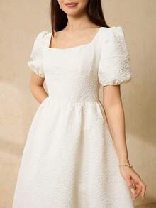 少女高端提花方领泡泡袖水钻纽扣腰A字中长款正式连衣裙，适合婚礼、晚宴、演出、生日、派对等场合。 - 白色 - 查看 7