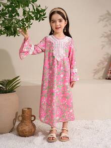 Sparklyn Váy Abaya họa tiết hoa phong cách Trung Đông cho bé gái với cổ áo vàng và tay chuông. Thiết kế họa tiết hoa tinh xảo toát lên vẻ thanh lịch và bí ẩn, khiến trang phục của bé gái thêm phần độc đáo. Thiết kế hoa cổ áo vàng tinh tế tạo điểm nhấn sang trọng, nâng tầm phong cách tổng thể và khiến chiếc váy thêm duyên dáng và tinh tế. Chiếc váy vẫn giữ được nét thanh lịch, đồng thời giúp bé gái thoải mái trong các hoạt động. - Hồng - Xem 8