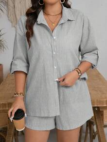 SHEIN Frenchy Conjunto de ropa de mujer de talla grande para otoño, atuendos de vuelta al colegio, camisa de frente abierto a rayas con mangas ajustables y pantalones cortos para mujeres - Gris - Ver 5