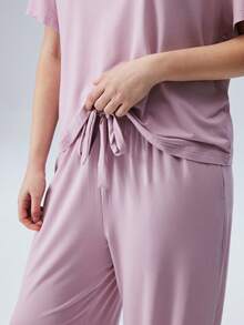 LUVLETTE 夏季粉色柔軟 TENCEL™ 莫代爾基礎款 T-shirt 與長褲居家服套裝，透氣休閒睡衣女款，附口袋，可當外穿，新娘內衣圖案款 - 淺粉色 - 查看 7