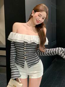 DAZY 女款黑白條紋長袖T恤，秋季優雅露肩網紗荷葉邊拼接金屬鈕扣紋理T恤，適合約會、派對 - 黑與白 - 查看 8