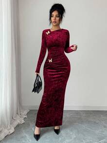 Elenzga 女士秋冬法式复古优雅不对称领长袖连衣裙，饰有褶皱金属蝴蝶图案，时尚光泽天鹅绒面料，适合派对、约会、情人节和日常通勤。 - 酒紅色 - 查看 1