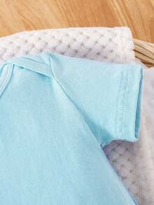 SHEIN Playful Pals 女婴假日字母印花可爱简约连体衣，适合春夏假日穿着