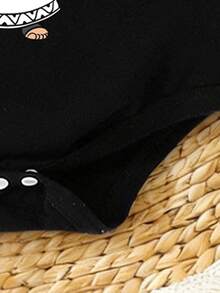 男婴休闲复古卡通灯笼假日标语印花黑色连体衣，适合春夏假日穿着，斋月佳节必备 - 黑色 - 查看 4