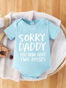 SHEIN Playful Pals 女婴假日字母印花可爱简约连体衣，适合春夏假日穿着