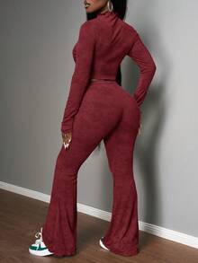 Slaydiva Bộ đồ nữ mùa thu đông 2025 kiểu dáng mới, cơ bản, đa năng, màu xanh quân đội với họa tiết bông tuyết gợn sóng, gồm áo thun ôm dáng xếp ly và quần ống loe cạp cao, phù hợp cho đi học, Halloween, lễ hội âm nhạc, đi chơi, ăn trưa, dự tiệc, Giáng sinh và dạo chơi hàng ngày. - Đỏ - Xem 2