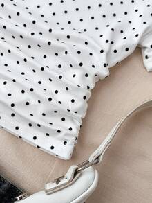 SHEIN 少女白色针织休闲简约波点印花褶皱腰部短款上衣，适合春夏穿着，休闲百搭，可打造个性造型，日常穿着 - 黑與白 - 查看 5