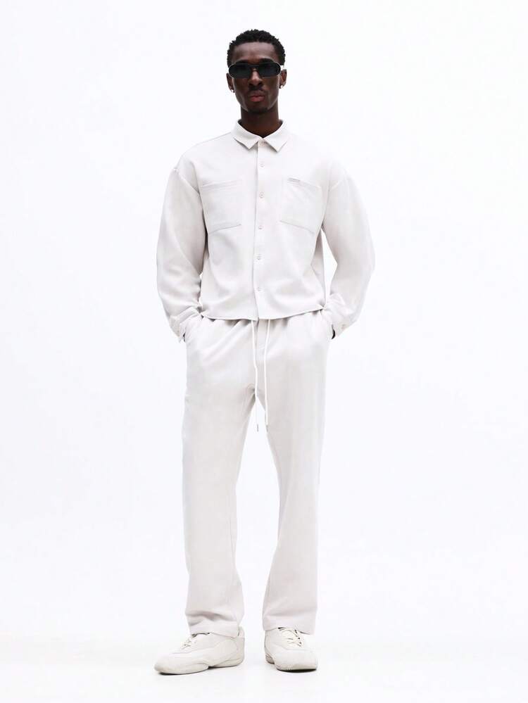 Conjunto de camisa abotonada y pantalones holgados