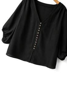 SHEIN PETITE CURVE 大码女式短款V领休闲通勤衬衫，七分袖/半袖，亚麻质感，黑色纯色纽扣衬衫，适合情人节、圣诞节、万圣节、感恩节、婚礼季、母亲节、春夏秋冬等各种场合。女士上衣和衬衫，休闲优雅，新款女式上衣。 - 黑色 - 查看 3
