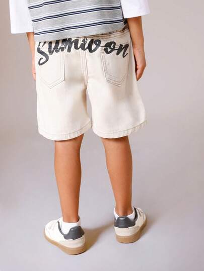 SUMWON Pantalones cortos de verano casuales con cordón y estampado de texto en la parte trasera para niños, estilo bermuda cómodo por encima de la rodilla, de algodón para clima cálido