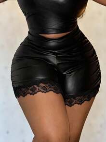 Slaydiva 大码女式优雅派对聚会高腰修身纯黑色短裤，侧边褶裥，七分裤长，PU涂层面料拼接蕾丝边 - 黑色 - 查看 5