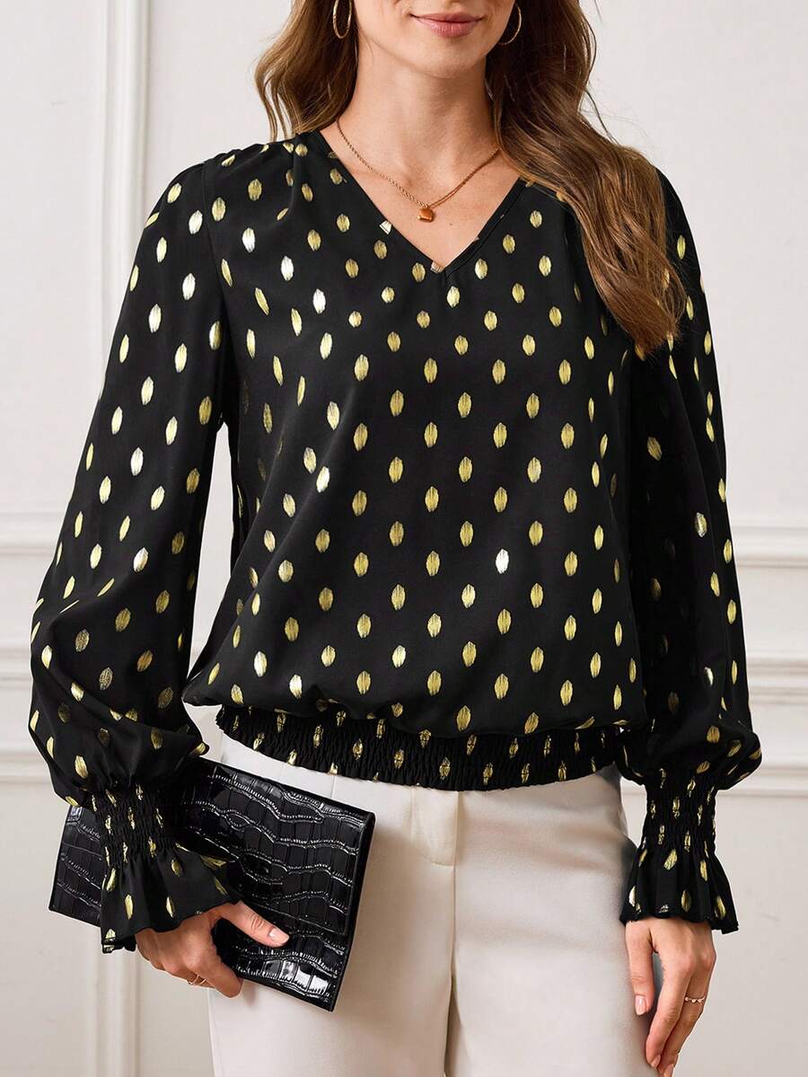Miaspire 这款优雅的女士衬衫以黑色为底，饰以金色波点，散发着奢华的光泽，完美契合新年的活力氛围。V领和收腰设计，搭配喇叭袖，打造出纤细时尚的廓形。经典的黑色底色点缀着金色波点，更添明亮吸睛的视觉效果。适合春秋季穿着，可搭配白色长裤或半裙，打造精致优雅的新年造型。无论是工作通勤还是休闲聚会，这款衬衫都能轻松驾驭，展现干练时尚的职场形象，同时，其耀眼的金色波点也能在小型派对中脱颖而出。它是您新年衣橱中不可或缺的精致节日单品。 - 黑色 - 查看 1